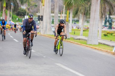 İRONMAN 'da yarışan sporcu 70.3 LIMA, PERU - 23 Nisan 2023 