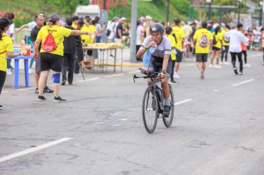 LIMA, Peru - 23 Nisan 2023: İRONMAN 70.3 Peru 'da yarışan sporcu