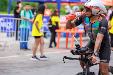 LIMA, Peru - 23 Nisan 2023: İRONMAN 70.3 Peru 'da yarışan sporcu