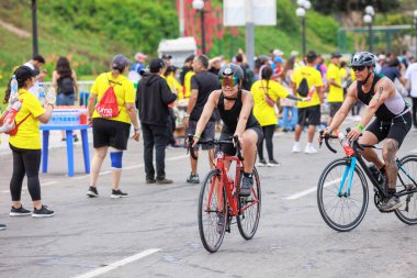 LIMA, Peru - 23 Nisan 2023: İRONMAN 70.3 Peru 'da yarışan sporcu