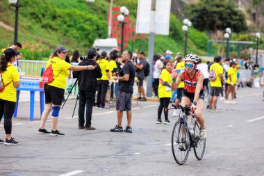 LIMA, Peru - 23 Nisan 2023: İRONMAN 70.3 Peru 'da yarışan sporcu