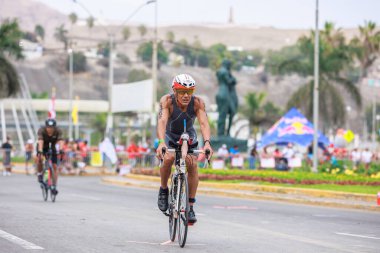 İRONMAN 'da yarışan sporcu 70.3 LIMA, PERU - 23 Nisan 2023 