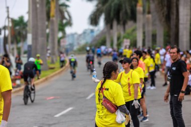 İRONMAN 'da yarışan sporcu 70.3 LIMA, PERU - 23 Nisan 2023 