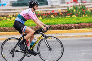 İRONMAN 'da yarışan sporcu 70.3 LIMA, PERU - 23 Nisan 2023 