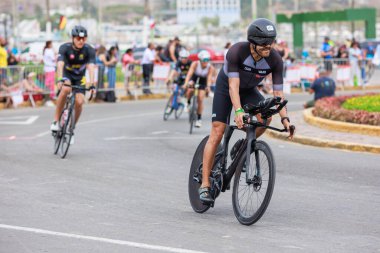 İRONMAN 'da yarışan sporcu 70.3 LIMA, PERU - 23 Nisan 2023 