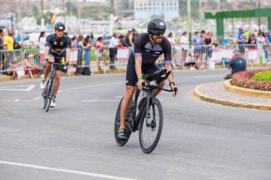 İRONMAN 'da yarışan sporcu 70.3 LIMA, PERU - 23 Nisan 2023 