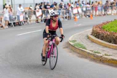 LIMA, Peru - 23 Nisan 2023: İRONMAN 70.3 Peru 'da yarışan sporcu