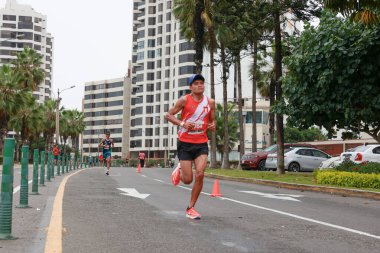 21 Mayıs 2023 'te Lima 42k maratonunda yarışan sporcu