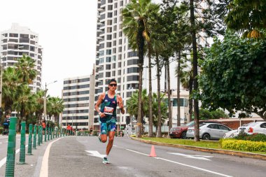 21 Mayıs 2023 'te Lima 42k maratonunda yarışan sporcu