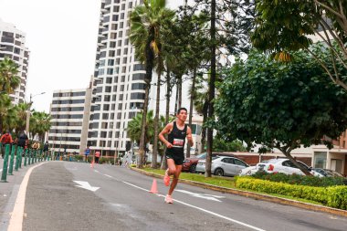 21 Mayıs 2023 'te Lima 42k maratonunda yarışan sporcu
