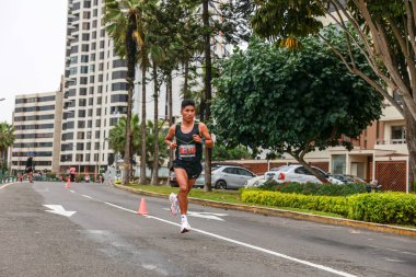 21 Mayıs 2023 'te Lima 42k maratonunda yarışan sporcu