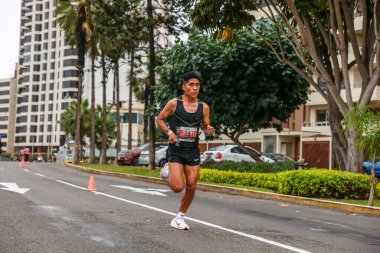 21 Mayıs 2023 'te Lima 42k maratonunda yarışan sporcu