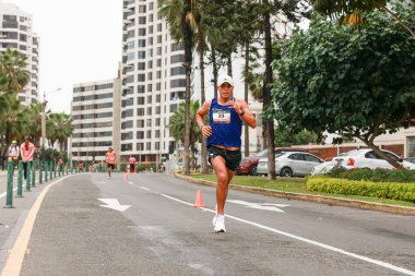 21 Mayıs 2023 'te Lima 42k maratonunda yarışan sporcu