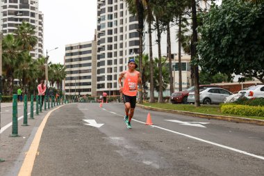 21 Mayıs 2023 'te Lima 42k maratonunda yarışan sporcu