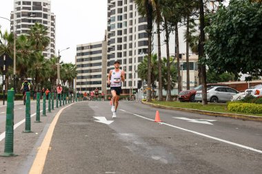 21 Mayıs 2023 'te Lima 42k maratonunda yarışan sporcu