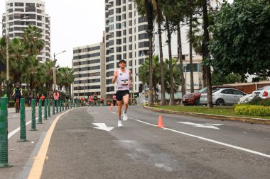 21 Mayıs 2023 'te Lima 42k maratonunda yarışan sporcu