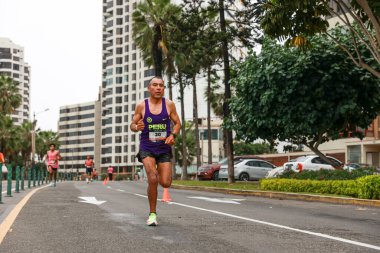 21 Mayıs 2023 'te Lima 42k maratonunda yarışan sporcu