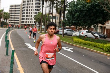  21 Mayıs 2023 'te Lima 42k maratonunda yarışan sporcu