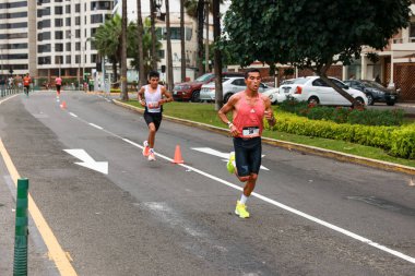  21 Mayıs 2023 'te Lima 42k maratonunda yarışan sporcu