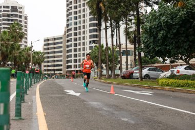  21 Mayıs 2023 'te Lima 42k maratonunda yarışan sporcu