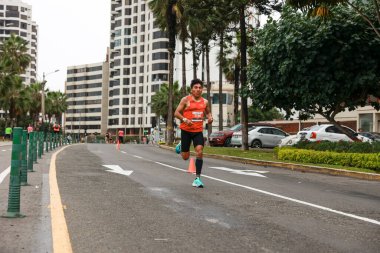  21 Mayıs 2023 'te Lima 42k maratonunda yarışan sporcu