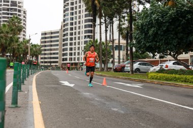  21 Mayıs 2023 'te Lima 42k maratonunda yarışan sporcu