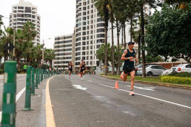  21 Mayıs 2023 'te Lima 42k maratonunda yarışan sporcu
