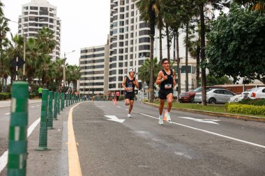  21 Mayıs 2023 'te Lima 42k maratonunda yarışan sporcu