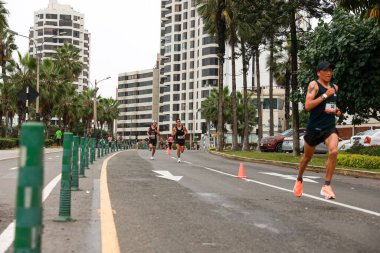  21 Mayıs 2023 'te Lima 42k maratonunda yarışan sporcu