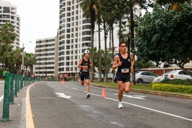  21 Mayıs 2023 'te Lima 42k maratonunda yarışan sporcu