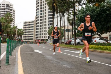  21 Mayıs 2023 'te Lima 42k maratonunda yarışan sporcu