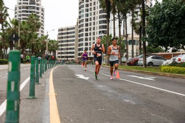  21 Mayıs 2023 'te Lima 42k maratonunda yarışan sporcu