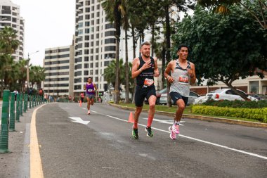  21 Mayıs 2023 'te Lima 42k maratonunda yarışan sporcu