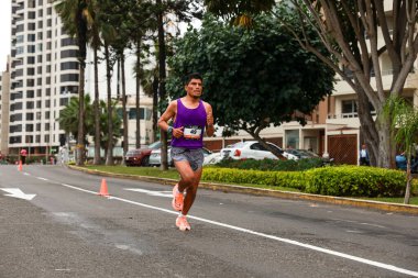  21 Mayıs 2023 'te Lima 42k maratonunda yarışan sporcu