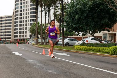  21 Mayıs 2023 'te Lima 42k maratonunda yarışan sporcu