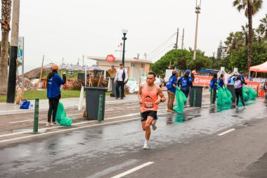  2023 Lima 42k maratonunda yarışan bir sporcu.