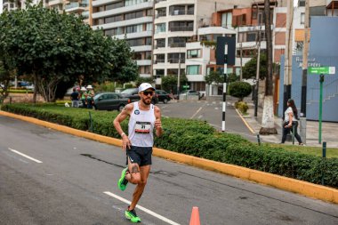  2023 Lima 42k maratonunda yarışan bir sporcu.