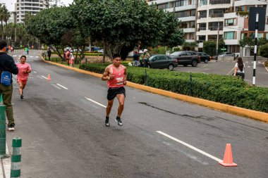  2023 Lima 42k maratonunda yarışan bir sporcu.