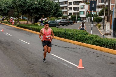  2023 Lima 42k maratonunda yarışan bir sporcu.