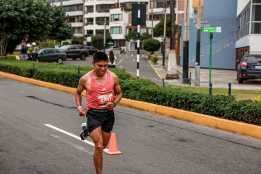  2023 Lima 42k maratonunda yarışan bir sporcu.