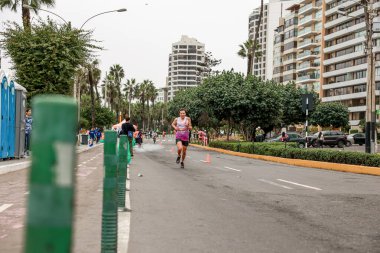  2023 Lima 42k maratonunda yarışan bir sporcu.