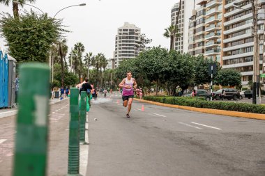  2023 Lima 42k maratonunda yarışan bir sporcu.