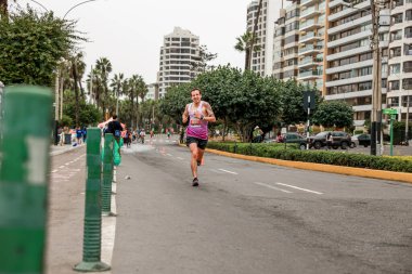  2023 Lima 42k maratonunda yarışan bir sporcu.