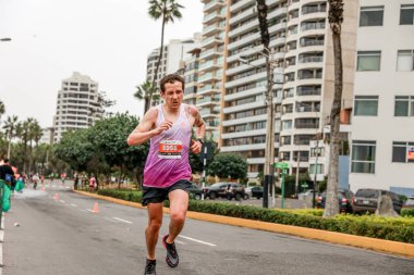  2023 Lima 42k maratonunda yarışan bir sporcu.