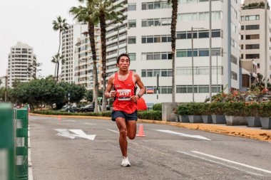21 Mayıs 2023 'te Lima 42k maratonunda yarışan sporcu