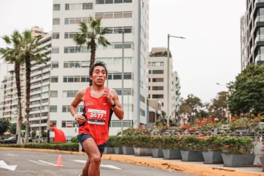 21 Mayıs 2023 'te Lima 42k maratonunda yarışan sporcu