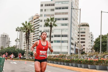 21 Mayıs 2023 'te Lima 42k maratonunda yarışan sporcu