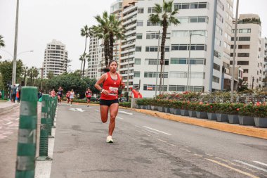 21 Mayıs 2023 'te Lima 42k maratonunda yarışan sporcu