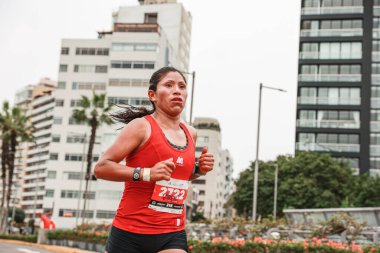 21 Mayıs 2023 'te Lima 42k maratonunda yarışan sporcu