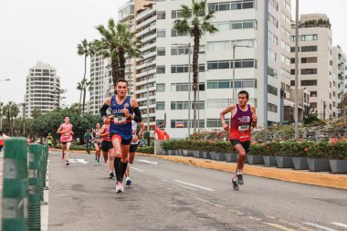 21 Mayıs 2023 'te Lima 42k maratonunda yarışan sporcu